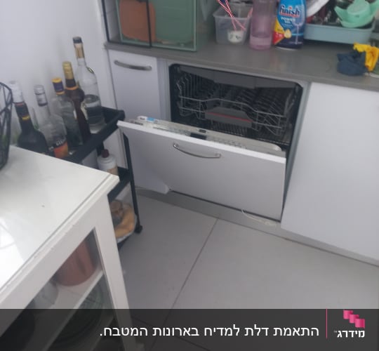 מדיח כלים מובנה עם דלת חיפוי אינטגרלית לבנה במטבח